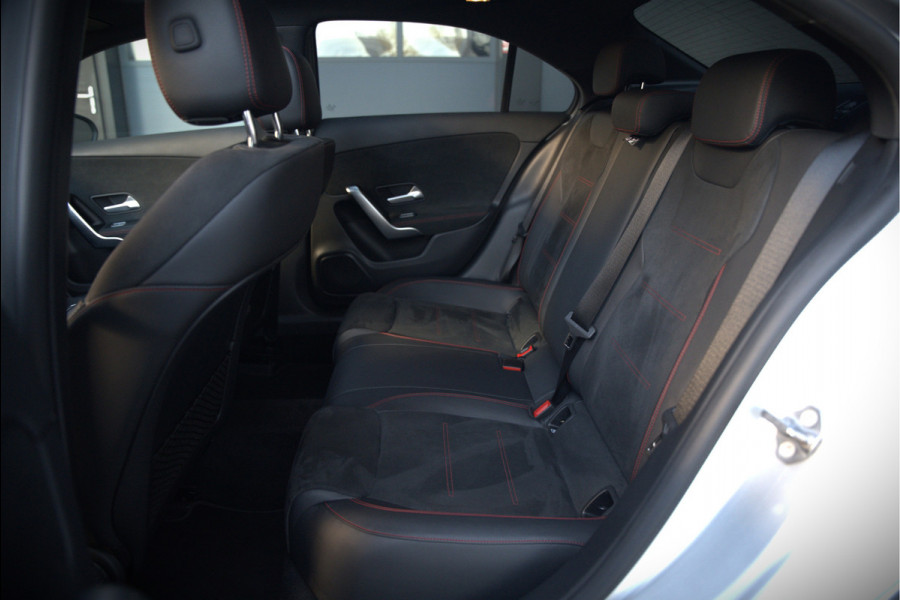 Mercedes-Benz A-Klasse 180 Business Solution AMG | Panoramadak | Stoelverwarming | Camera | Navigatie | Apple Carplay | Keyless | Cruise Control | DAB |