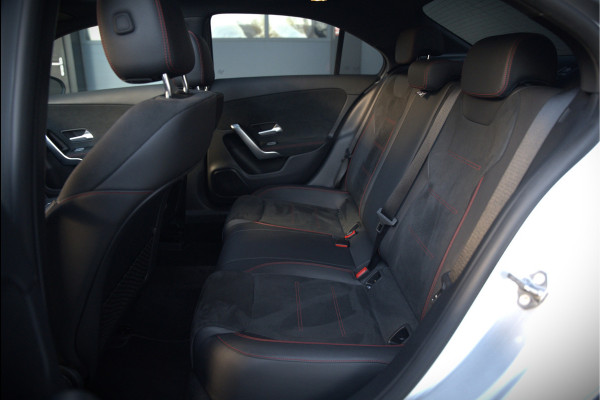 Mercedes-Benz A-Klasse 180 Business Solution AMG | Panoramadak | Stoelverwarming | Camera | Navigatie | Apple Carplay | Keyless | Cruise Control | DAB |