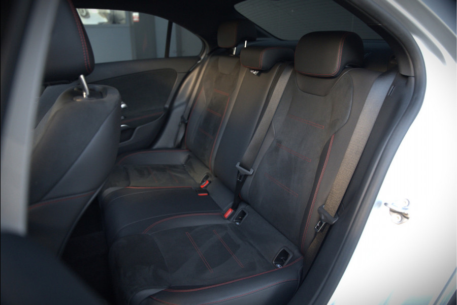 Mercedes-Benz A-Klasse 180 Business Solution AMG | Panoramadak | Stoelverwarming | Camera | Navigatie | Apple Carplay | Keyless | Cruise Control | DAB |