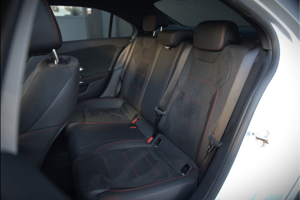 Mercedes-Benz A-Klasse 180 Business Solution AMG | Panoramadak | Stoelverwarming | Camera | Navigatie | Apple Carplay | Keyless | Cruise Control | DAB |