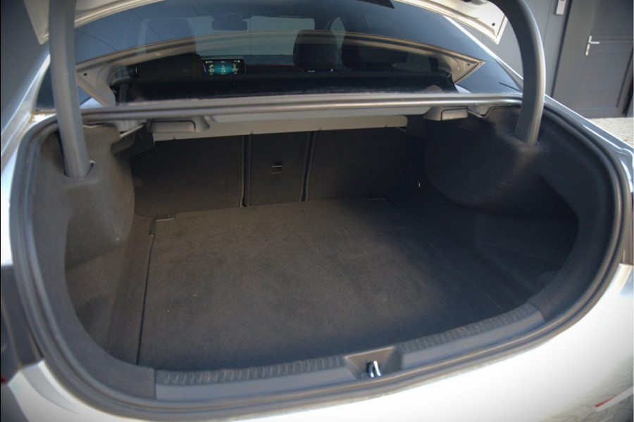 Mercedes-Benz A-Klasse 180 Business Solution AMG | Panoramadak | Stoelverwarming | Camera | Navigatie | Apple Carplay | Keyless | Cruise Control | DAB |