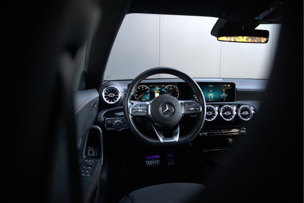 Mercedes-Benz CLA-Klasse Shooting Brake 180 Premium Plus AMG | Stoelverwarming | Parkeersensoren | Navigatie | Cruise Control | Keyless | Ambiance Verlichting | Climate Control