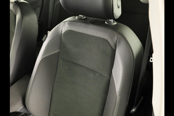 Volkswagen Polo 1.0 TSI Style 95 pk Automaat (DSG) | Navigatie  | Alcantara stoelbekleding | Parkeersensoren| Adaptieve cruise control | Stoelverwarming |