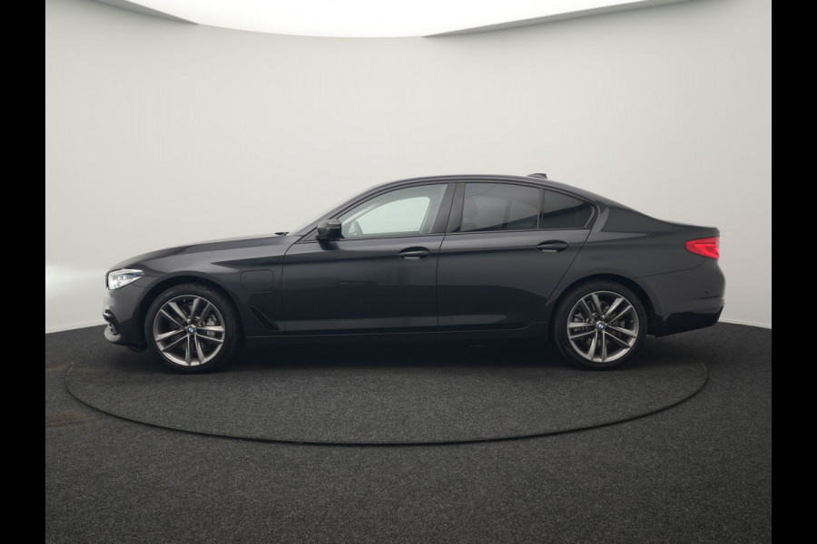 BMW 5 Serie 530e iPerformance Sportline PHEV 252pk | Adaptive Cruise | Camera | Sportstoelen Verwarmd | 19"L.M | Adaptive LED | Sfeerverlichting | Apple Carplay |