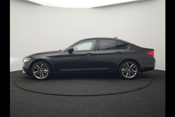 BMW 5 Serie 530e iPerformance Sportline PHEV 252pk | Adaptive Cruise | Camera | Sportstoelen Verwarmd | 19"L.M | Adaptive LED | Sfeerverlichting | Apple Carplay |