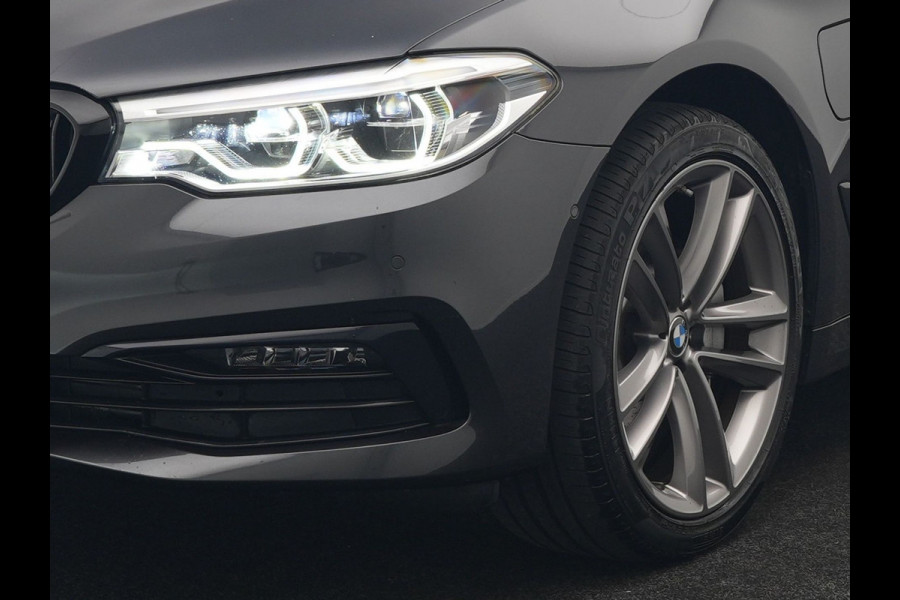 BMW 5 Serie 530e iPerformance Sportline PHEV 252pk | Adaptive Cruise | Camera | Sportstoelen Verwarmd | 19"L.M | Adaptive LED | Sfeerverlichting | Apple Carplay |