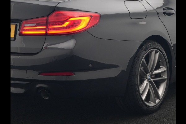BMW 5 Serie 530e iPerformance Sportline PHEV 252pk | Adaptive Cruise | Camera | Sportstoelen Verwarmd | 19"L.M | Adaptive LED | Sfeerverlichting | Apple Carplay |