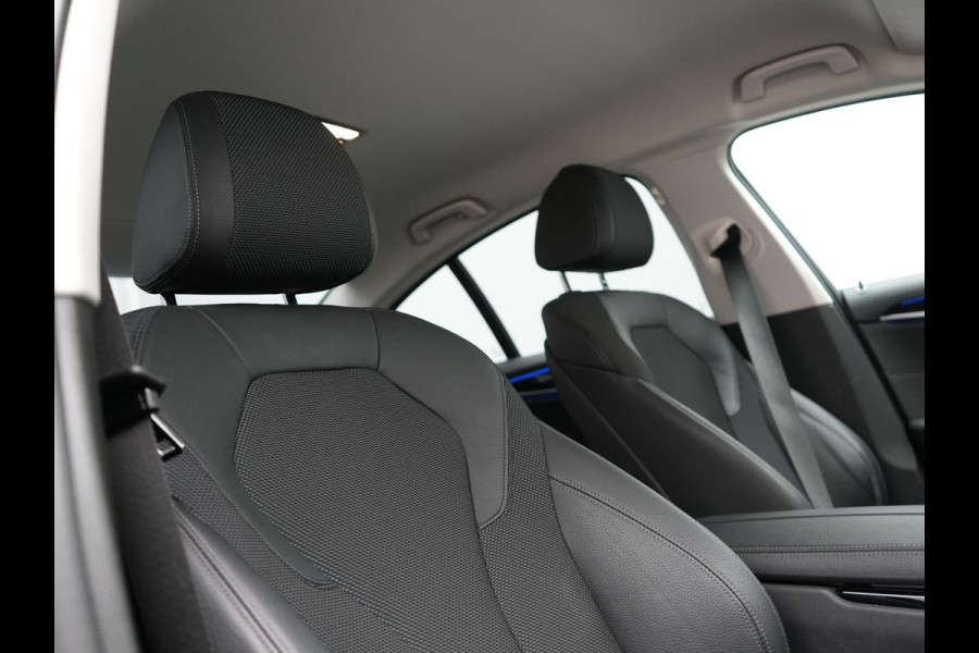 BMW 5 Serie 530e iPerformance Sportline PHEV 252pk | Adaptive Cruise | Camera | Sportstoelen Verwarmd | 19"L.M | Adaptive LED | Sfeerverlichting | Apple Carplay |