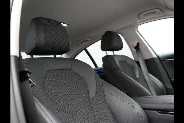 BMW 5 Serie 530e iPerformance Sportline PHEV 252pk | Adaptive Cruise | Camera | Sportstoelen Verwarmd | 19"L.M | Adaptive LED | Sfeerverlichting | Apple Carplay |