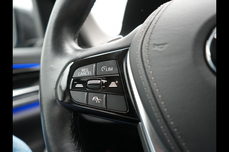 BMW 5 Serie 530e iPerformance Sportline PHEV 252pk | Adaptive Cruise | Camera | Sportstoelen Verwarmd | 19"L.M | Adaptive LED | Sfeerverlichting | Apple Carplay |