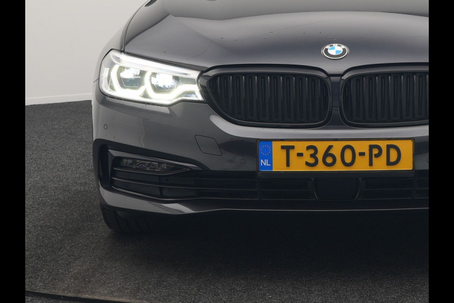 BMW 5 Serie 530e iPerformance Sportline PHEV 252pk | Adaptive Cruise | Camera | Sportstoelen Verwarmd | 19"L.M | Adaptive LED | Sfeerverlichting | Apple Carplay |