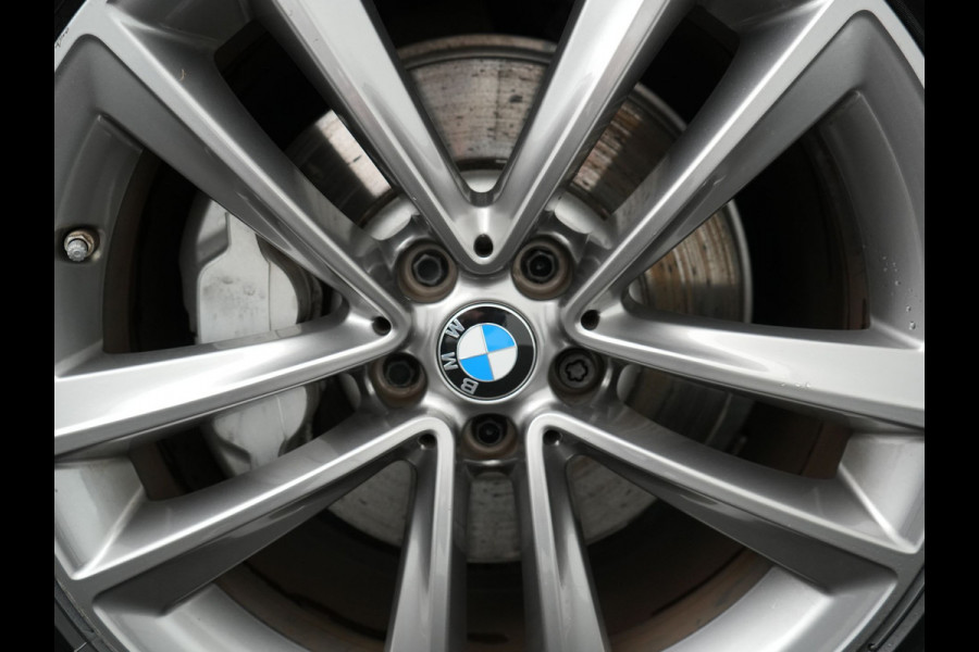 BMW 5 Serie 530e iPerformance Sportline PHEV 252pk | Adaptive Cruise | Camera | Sportstoelen Verwarmd | 19"L.M | Adaptive LED | Sfeerverlichting | Apple Carplay |