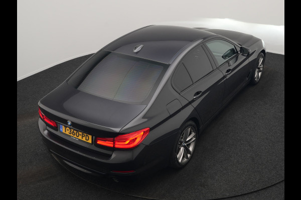 BMW 5 Serie 530e iPerformance Sportline PHEV 252pk | Adaptive Cruise | Camera | Sportstoelen Verwarmd | 19"L.M | Adaptive LED | Sfeerverlichting | Apple Carplay |