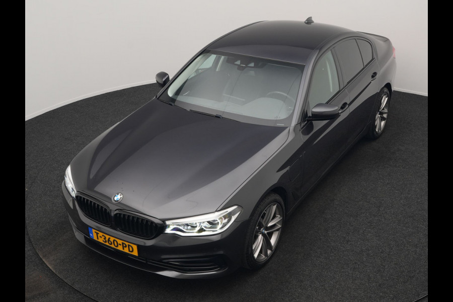 BMW 5 Serie 530e iPerformance Sportline PHEV 252pk | Adaptive Cruise | Camera | Sportstoelen Verwarmd | 19"L.M | Adaptive LED | Sfeerverlichting | Apple Carplay |