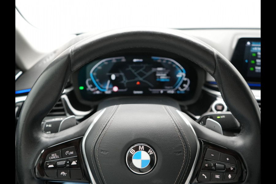 BMW 5 Serie 530e iPerformance Sportline PHEV 252pk | Adaptive Cruise | Camera | Sportstoelen Verwarmd | 19"L.M | Adaptive LED | Sfeerverlichting | Apple Carplay |