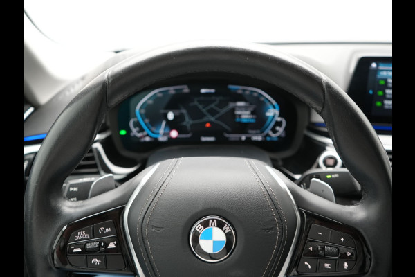 BMW 5 Serie 530e iPerformance Sportline PHEV 252pk | Adaptive Cruise | Camera | Sportstoelen Verwarmd | 19"L.M | Adaptive LED | Sfeerverlichting | Apple Carplay |