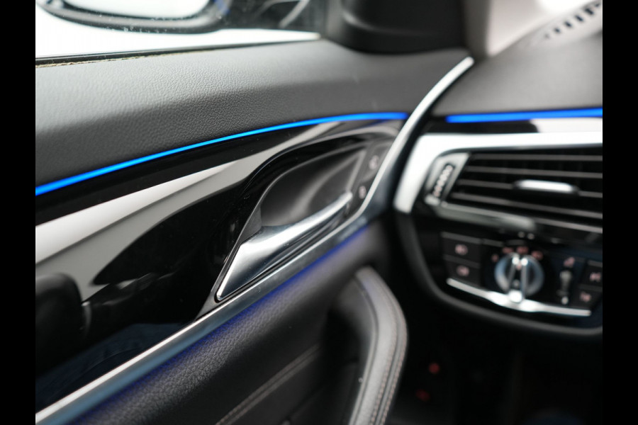 BMW 5 Serie 530e iPerformance Sportline PHEV 252pk | Adaptive Cruise | Camera | Sportstoelen Verwarmd | 19"L.M | Adaptive LED | Sfeerverlichting | Apple Carplay |
