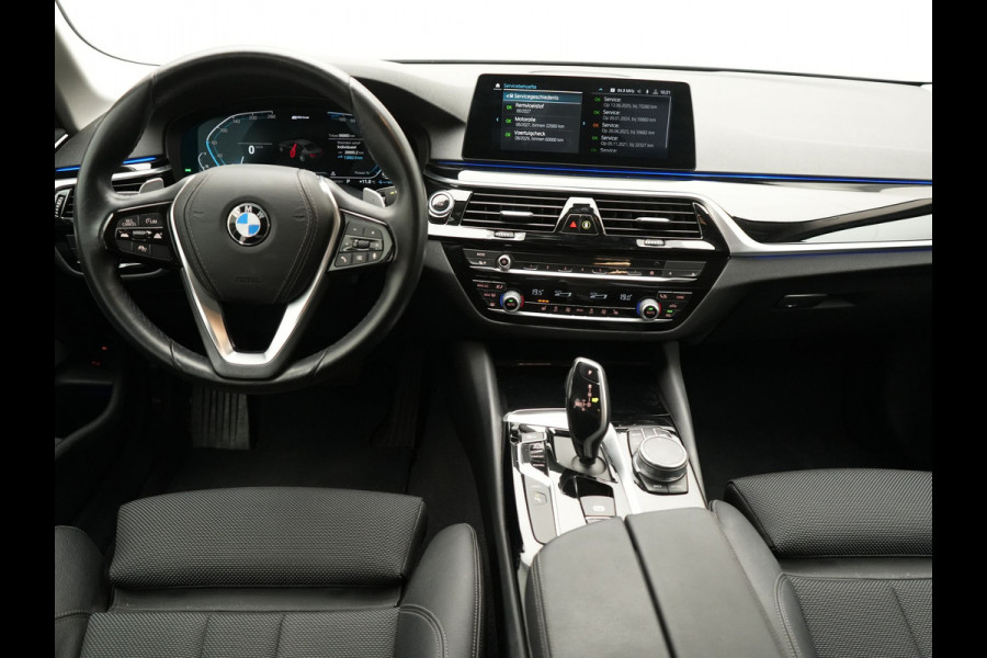 BMW 5 Serie 530e iPerformance Sportline PHEV 252pk | Adaptive Cruise | Camera | Sportstoelen Verwarmd | 19"L.M | Adaptive LED | Sfeerverlichting | Apple Carplay |