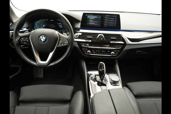 BMW 5 Serie 530e iPerformance Sportline PHEV 252pk | Adaptive Cruise | Camera | Sportstoelen Verwarmd | 19"L.M | Adaptive LED | Sfeerverlichting | Apple Carplay |