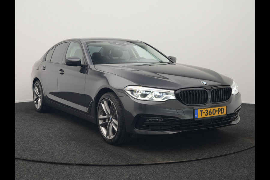 BMW 5 Serie 530e iPerformance Sportline PHEV 252pk | Adaptive Cruise | Camera | Sportstoelen Verwarmd | 19"L.M | Adaptive LED | Sfeerverlichting | Apple Carplay |