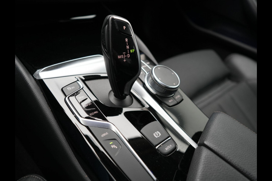 BMW 5 Serie 530e iPerformance Sportline PHEV 252pk | Adaptive Cruise | Camera | Sportstoelen Verwarmd | 19"L.M | Adaptive LED | Sfeerverlichting | Apple Carplay |