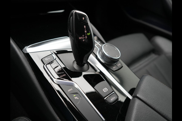 BMW 5 Serie 530e iPerformance Sportline PHEV 252pk | Adaptive Cruise | Camera | Sportstoelen Verwarmd | 19"L.M | Adaptive LED | Sfeerverlichting | Apple Carplay |