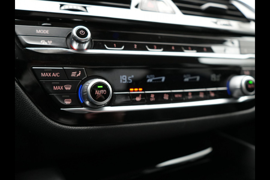 BMW 5 Serie 530e iPerformance Sportline PHEV 252pk | Adaptive Cruise | Camera | Sportstoelen Verwarmd | 19"L.M | Adaptive LED | Sfeerverlichting | Apple Carplay |