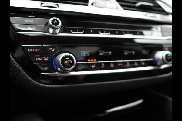 BMW 5 Serie 530e iPerformance Sportline PHEV 252pk | Adaptive Cruise | Camera | Sportstoelen Verwarmd | 19"L.M | Adaptive LED | Sfeerverlichting | Apple Carplay |