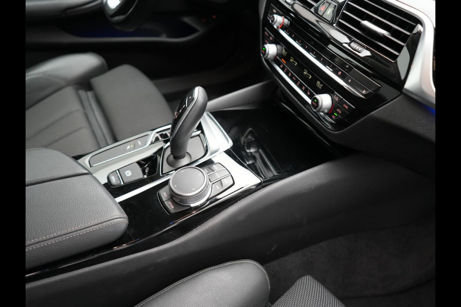 BMW 5 Serie 530e iPerformance Sportline PHEV 252pk | Adaptive Cruise | Camera | Sportstoelen Verwarmd | 19"L.M | Adaptive LED | Sfeerverlichting | Apple Carplay |
