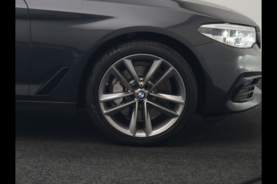 BMW 5 Serie 530e iPerformance Sportline PHEV 252pk | Adaptive Cruise | Camera | Sportstoelen Verwarmd | 19"L.M | Adaptive LED | Sfeerverlichting | Apple Carplay |