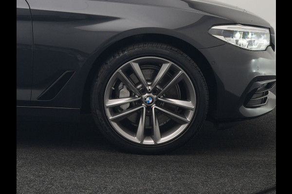 BMW 5 Serie 530e iPerformance Sportline PHEV 252pk | Adaptive Cruise | Camera | Sportstoelen Verwarmd | 19"L.M | Adaptive LED | Sfeerverlichting | Apple Carplay |