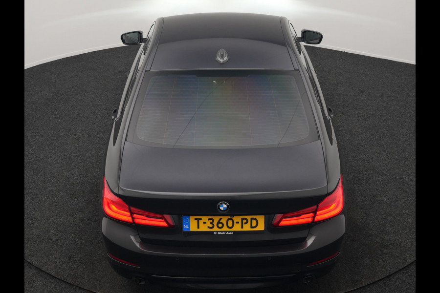 BMW 5 Serie 530e iPerformance Sportline PHEV 252pk | Adaptive Cruise | Camera | Sportstoelen Verwarmd | 19"L.M | Adaptive LED | Sfeerverlichting | Apple Carplay |