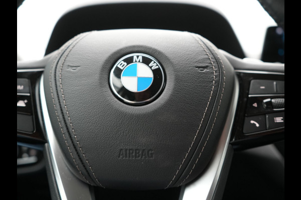 BMW 5 Serie 530e iPerformance Sportline PHEV 252pk | Adaptive Cruise | Camera | Sportstoelen Verwarmd | 19"L.M | Adaptive LED | Sfeerverlichting | Apple Carplay |