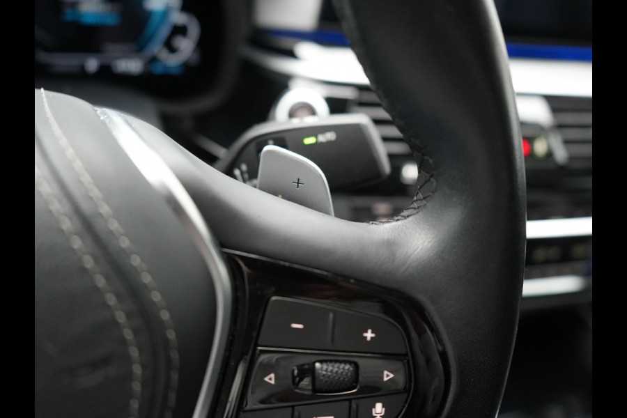BMW 5 Serie 530e iPerformance Sportline PHEV 252pk | Adaptive Cruise | Camera | Sportstoelen Verwarmd | 19"L.M | Adaptive LED | Sfeerverlichting | Apple Carplay |