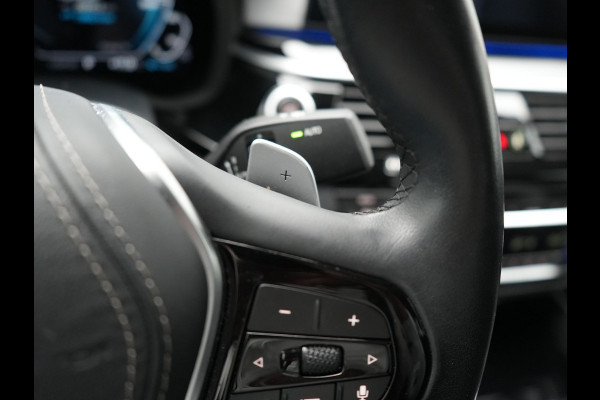 BMW 5 Serie 530e iPerformance Sportline PHEV 252pk | Adaptive Cruise | Camera | Sportstoelen Verwarmd | 19"L.M | Adaptive LED | Sfeerverlichting | Apple Carplay |