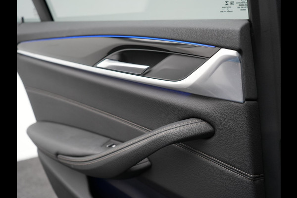 BMW 5 Serie 530e iPerformance Sportline PHEV 252pk | Adaptive Cruise | Camera | Sportstoelen Verwarmd | 19"L.M | Adaptive LED | Sfeerverlichting | Apple Carplay |
