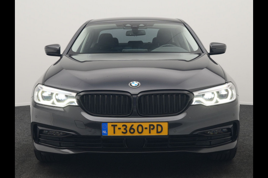 BMW 5 Serie 530e iPerformance Sportline PHEV 252pk | Adaptive Cruise | Camera | Sportstoelen Verwarmd | 19"L.M | Adaptive LED | Sfeerverlichting | Apple Carplay |