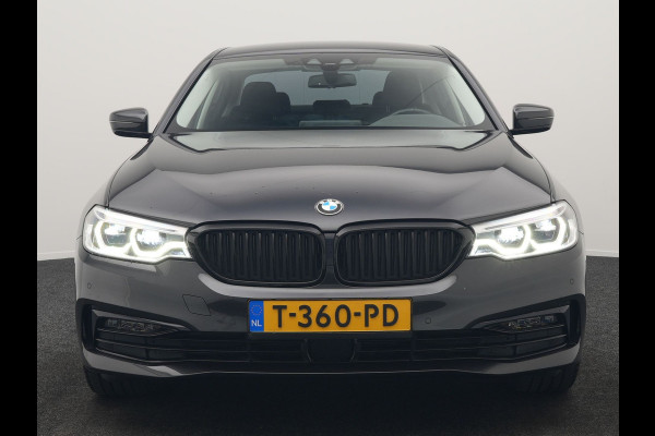 BMW 5 Serie 530e iPerformance Sportline PHEV 252pk | Adaptive Cruise | Camera | Sportstoelen Verwarmd | 19"L.M | Adaptive LED | Sfeerverlichting | Apple Carplay |