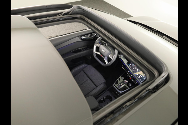 Audi Q4 e-tron 45 quattro S Edition Competition 82 kWh Panoramadak | 360 Camera | Adaptieve cruise control | Sfeerverlichting |