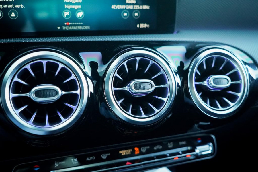 Mercedes-Benz CLA-Klasse Shooting Brake 180 d / Aut / Pano / Sfeerverlichting / Leder