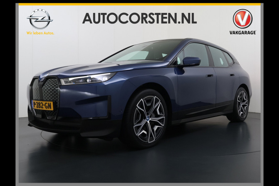BMW iX xDrive40 326pk Soh 100% Leer-Suite+Massage+Ventilatie PanoDak Laser-LED 22"lm Wegklapb.-Trekhaak Soft-Close-aut. Adaptive-Cruise AWD Digital-Key Connected-Drive Android Apple CarplayWarmte-comfort-pack AchteruitRij-Assist Co-Pilot-Pack Drive-Assist Zwarte-Hemel 4WD Uitwijkassist Keyless Stuur+Bank+Stoel-Verwarmd DAB Orig.NLse auto 1e Eigenaar 2.500kg Trekvermogen (630Nm)!  € 106.000,- nieuw  Nét beurt gehad (163.340km)