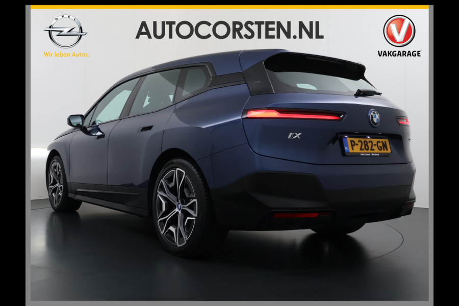 BMW iX xDrive40 326pk Soh 100% Leer-Suite+Massage+Ventilatie PanoDak Laser-LED 22"lm Wegklapb.-Trekhaak Soft-Close-aut. Adaptive-Cruise AWD Digital-Key Connected-Drive Android Apple CarplayWarmte-comfort-pack AchteruitRij-Assist Co-Pilot-Pack Drive-Assist Zwarte-Hemel 4WD Uitwijkassist Keyless Stuur+Bank+Stoel-Verwarmd DAB Orig.NLse auto 1e Eigenaar 2.500kg Trekvermogen (630Nm)!  € 106.000,- nieuw  Nét beurt gehad (163.340km)