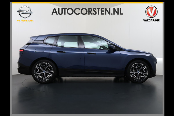 BMW iX xDrive40 326pk Soh 100% Leer-Suite+Massage+Ventilatie PanoDak Laser-LED 22"lm Wegklapb.-Trekhaak Soft-Close-aut. Adaptive-Cruise AWD Digital-Key Connected-Drive Android Apple CarplayWarmte-comfort-pack AchteruitRij-Assist Co-Pilot-Pack Drive-Assist Zwarte-Hemel 4WD Uitwijkassist Keyless Stuur+Bank+Stoel-Verwarmd DAB Orig.NLse auto 1e Eigenaar 2.500kg Trekvermogen (630Nm)!  € 106.000,- nieuw  Nét beurt gehad (163.340km)