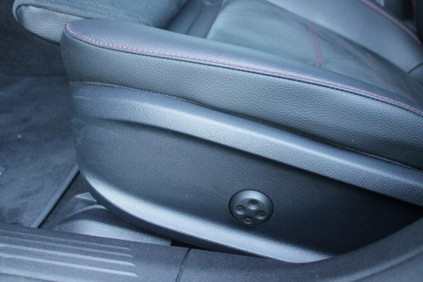 Mercedes-Benz A-Klasse 180 BUSINESS SOLUTION AMG | PANORAMA SCHUIF/KANTEL DAK | SFEER VERLICHTING | ELEKTRISCH VERSTELBARE VOORSTOELEN MET GEHEUGEN FUNCTIE | STOEL VERWARMING OP BEIDE VOORSTOELEN | MULTIBEAM LED KOPLAMPEN | ACHTERUITRIJ CAMERA | APPLE CARPLAY/ANDROID AUTO | NAVIGATIE | KEYLESS GO | CRUISE CONTROL | NIGHT PAKKET | VERKEERSLICHTEN WEERGAVE | 17" LICHTMETALEN VELGEN AMG | HEMELBEKLEDING ZWART | MBUX MULTIMEDIA SYSTEEM | SPORTSTOELEN | PARKEERSENSOREN VOOR + ACHTER |