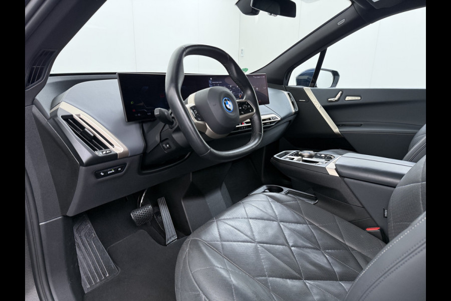 BMW iX xDrive40 326pk Soh 100% Leer-Suite+Massage+Ventilatie PanoDak Laser-LED 22"lm Wegklapb.-Trekhaak Soft-Close-aut. Adaptive-Cruise AWD Digital-Key Connected-Drive Android Apple CarplayWarmte-comfort-pack AchteruitRij-Assist Co-Pilot-Pack Drive-Assist Zwarte-Hemel 4WD Uitwijkassist Keyless Stuur+Bank+Stoel-Verwarmd DAB Orig.NLse auto 1e Eigenaar 2.500kg Trekvermogen (630Nm)!  € 106.000,- nieuw  Nét beurt gehad (163.340km)