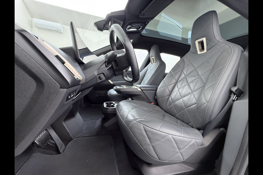 BMW iX xDrive40 326pk Soh 100% Leer-Suite+Massage+Ventilatie PanoDak Laser-LED 22"lm Wegklapb.-Trekhaak Soft-Close-aut. Adaptive-Cruise AWD Digital-Key Connected-Drive Android Apple CarplayWarmte-comfort-pack AchteruitRij-Assist Co-Pilot-Pack Drive-Assist Zwarte-Hemel 4WD Uitwijkassist Keyless Stuur+Bank+Stoel-Verwarmd DAB Orig.NLse auto 1e Eigenaar 2.500kg Trekvermogen (630Nm)!  € 106.000,- nieuw  Nét beurt gehad (163.340km)