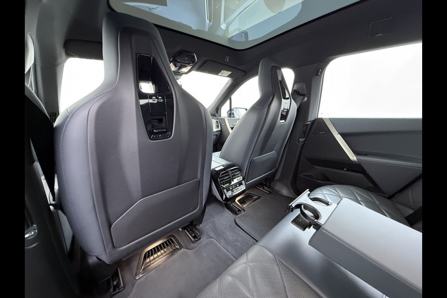 BMW iX xDrive40 326pk Soh 100% Leer-Suite+Massage+Ventilatie PanoDak Laser-LED 22"lm Wegklapb.-Trekhaak Soft-Close-aut. Adaptive-Cruise AWD Digital-Key Connected-Drive Android Apple CarplayWarmte-comfort-pack AchteruitRij-Assist Co-Pilot-Pack Drive-Assist Zwarte-Hemel 4WD Uitwijkassist Keyless Stuur+Bank+Stoel-Verwarmd DAB Orig.NLse auto 1e Eigenaar 2.500kg Trekvermogen (630Nm)!  € 106.000,- nieuw  Nét beurt gehad (163.340km)