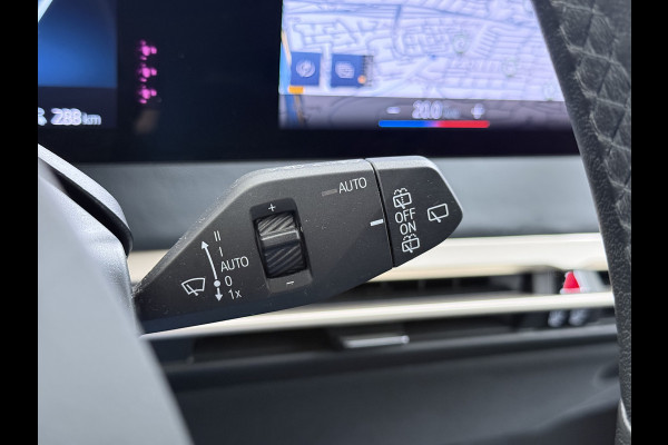 BMW iX xDrive40 326pk Soh 100% Leer-Suite+Massage+Ventilatie PanoDak Laser-LED 22"lm Wegklapb.-Trekhaak Soft-Close-aut. Adaptive-Cruise AWD Digital-Key Connected-Drive Android Apple CarplayWarmte-comfort-pack AchteruitRij-Assist Co-Pilot-Pack Drive-Assist Zwarte-Hemel 4WD Uitwijkassist Keyless Stuur+Bank+Stoel-Verwarmd DAB Orig.NLse auto 1e Eigenaar 2.500kg Trekvermogen (630Nm)!  € 106.000,- nieuw  Nét beurt gehad (163.340km)