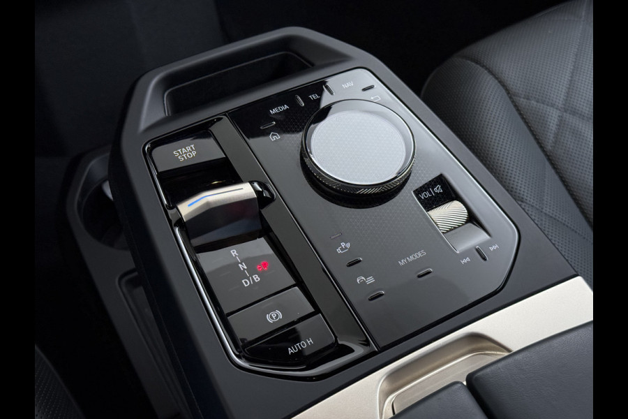 BMW iX xDrive40 326pk Soh 100% Leer-Suite+Massage+Ventilatie PanoDak Laser-LED 22"lm Wegklapb.-Trekhaak Soft-Close-aut. Adaptive-Cruise AWD Digital-Key Connected-Drive Android Apple CarplayWarmte-comfort-pack AchteruitRij-Assist Co-Pilot-Pack Drive-Assist Zwarte-Hemel 4WD Uitwijkassist Keyless Stuur+Bank+Stoel-Verwarmd DAB Orig.NLse auto 1e Eigenaar 2.500kg Trekvermogen (630Nm)!  € 106.000,- nieuw  Nét beurt gehad (163.340km)