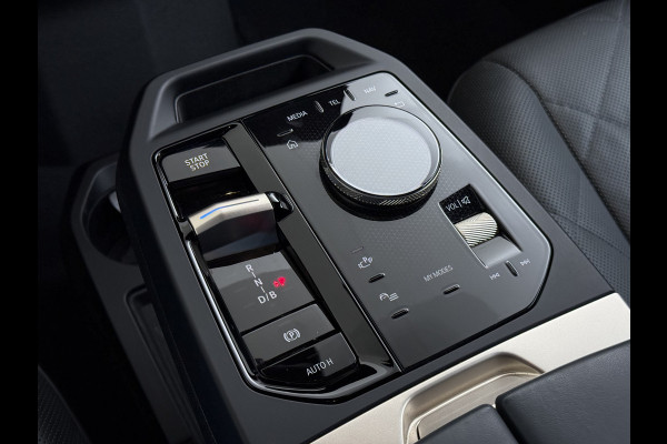 BMW iX xDrive40 326pk Soh 100% Leer-Suite+Massage+Ventilatie PanoDak Laser-LED 22"lm Wegklapb.-Trekhaak Soft-Close-aut. Adaptive-Cruise AWD Digital-Key Connected-Drive Android Apple CarplayWarmte-comfort-pack AchteruitRij-Assist Co-Pilot-Pack Drive-Assist Zwarte-Hemel 4WD Uitwijkassist Keyless Stuur+Bank+Stoel-Verwarmd DAB Orig.NLse auto 1e Eigenaar 2.500kg Trekvermogen (630Nm)!  € 106.000,- nieuw  Nét beurt gehad (163.340km)